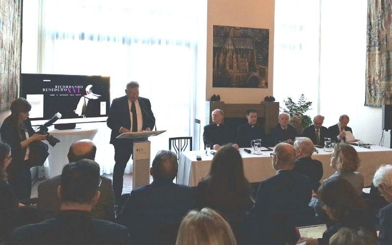 «Он никогда не уставал» : ученые отдают дань памяти борьбе Бенедикта XVI за Европу