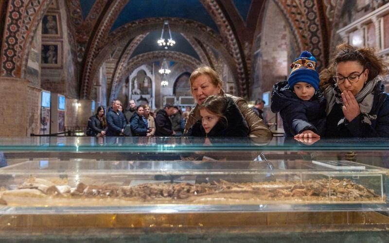 Тысячи людей собрались в Ассизи, чтобы помолиться перед мощами святого Франциска
