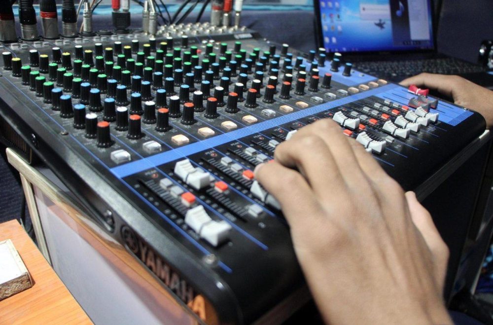 Будущее радио в эпоху искусственного интеллекта: вызовы и возможности