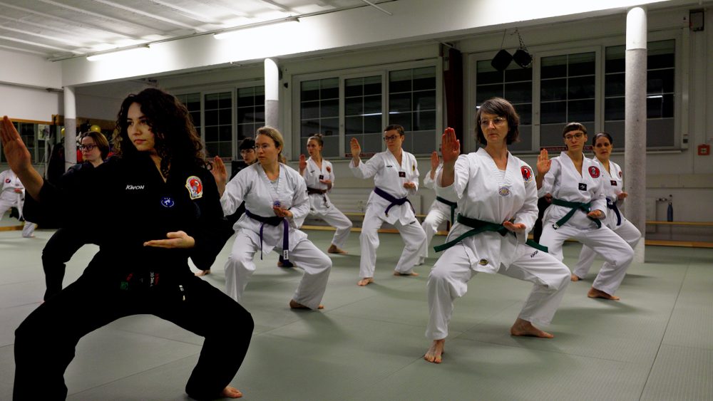 Курсы самозащиты и феминизма: как женщины становятся сильнее