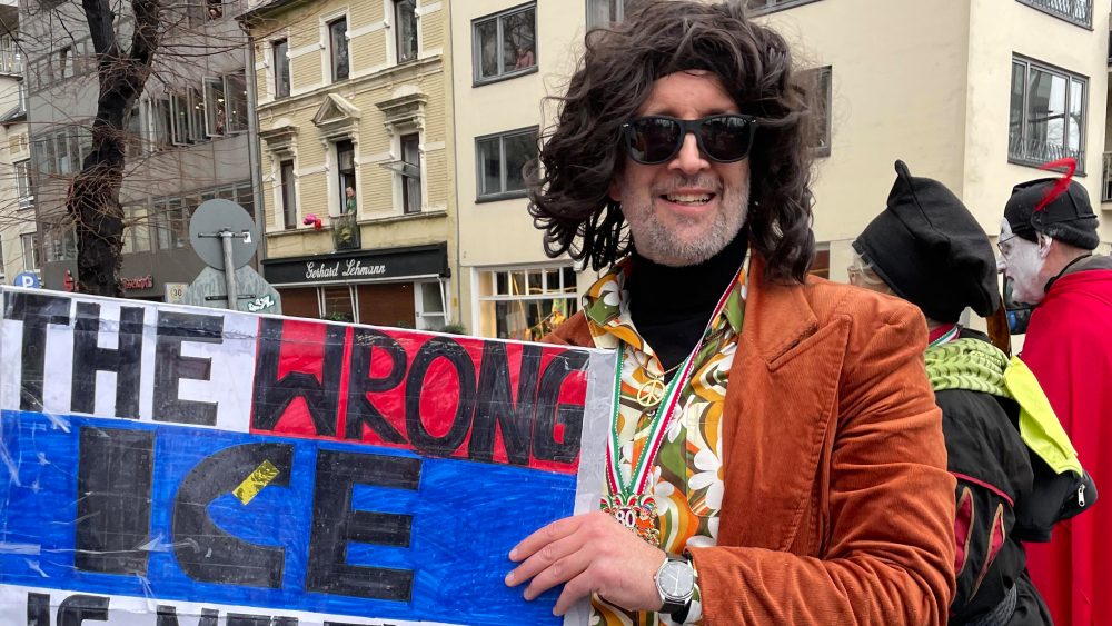 Председатель Лацель на карнавальном вагоне толерантности