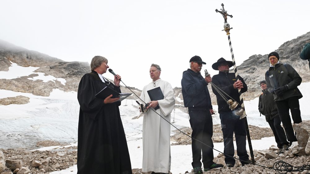 Разрушающийся мир и спасительная церковь?