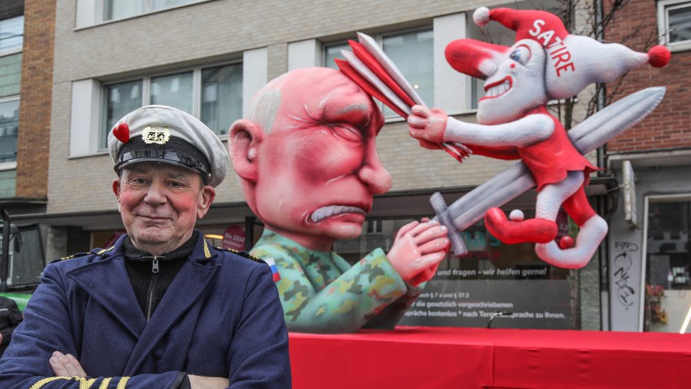 Карнавальные шествия с политическими карикатурами: Путин, Мерц и муллы на празднике в Германии