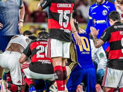 Общая молитва на бразильском поле после конвульсий Александра Соузы