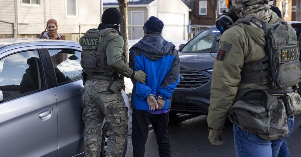 Беженцы исчезли: церкви обратились к молитвам и юристам