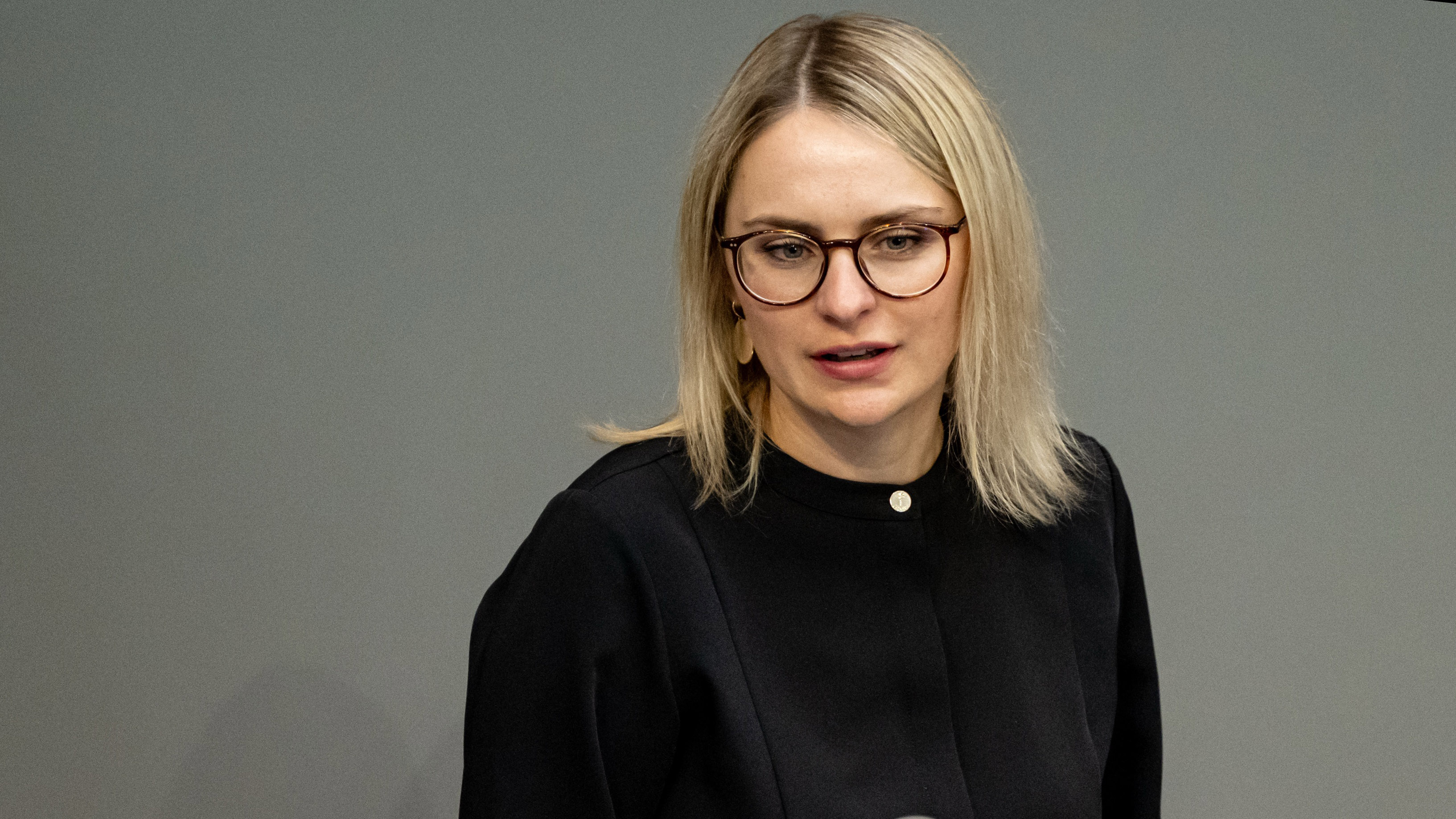 Жесткая критика решения о приостановке финансирования интеграционных курсов