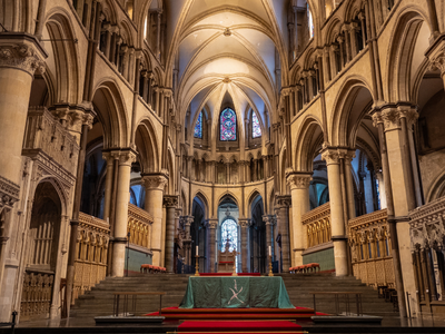 Сара Маллалли, новая глава Англиканской церкви, интронизирована