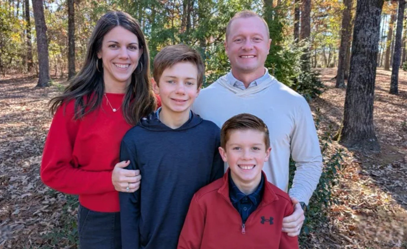 Учитель, погибший в результате розыгрыша, запомнится как 'великий человек Божий'; вдова просит милости для студентов