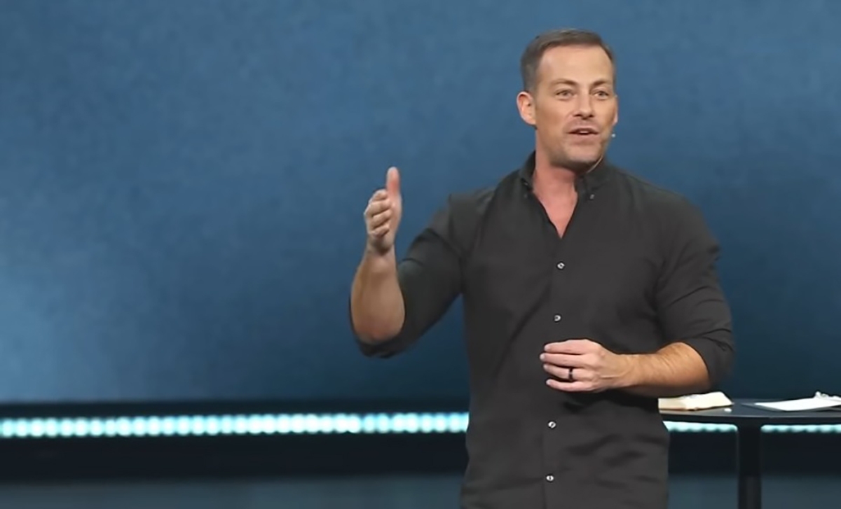 Пастор Джош Хауэртон призывает сожительствующие пары вступить в брак: 52 пары участвуют в совместной церемонии