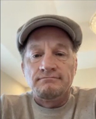 Тим Хокинс о 'Фист Бамп', чистом комедии и особенностях церкви