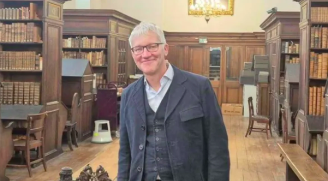 Том Холланд назначен библиотекарем Беды в кафедральном соборе Дарема