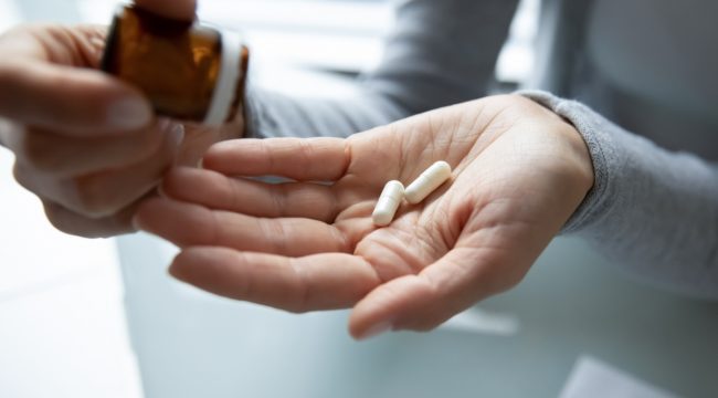 Лиам МаКартур подвергся критике за 'позорное уклонение' в дебатах о помощи при самоубийстве