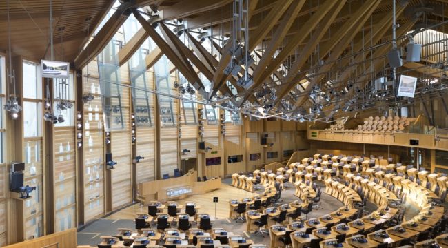 Шотландский парламент отклонил законопроект о помощи в самоубийстве в историческом голосовании