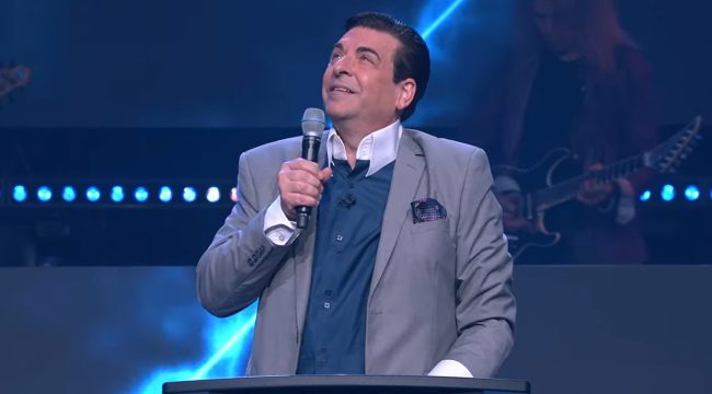 Пастор Хэнк Куннеман создает фонд для покупки самолета после задержки рейса