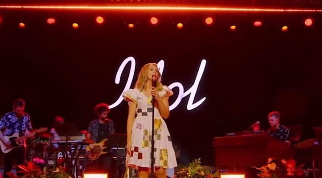 Исполнение госпела участницей 'American Idol' получило высокую оценку: 'От пения к проповеди'