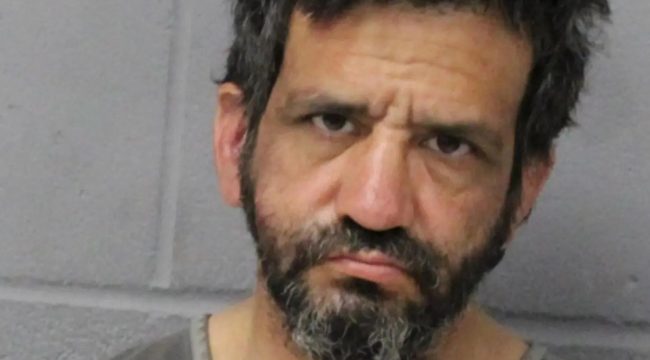 Житель Техаса с длинной уголовной историей арестован после предполагаемого нападения с ножом в автобусе, связанного с обсуждением Библии