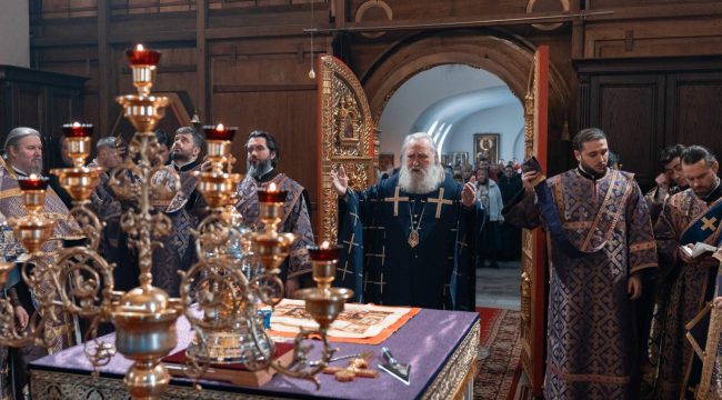 Митрополит Феогност провел Литургию Преждеосвященных Даров в храме на юге Москвы