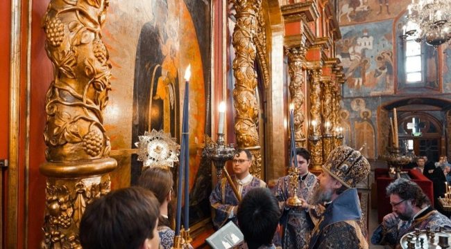 Митрополит Воскресенский Григорий совершил Литургию Преждеосвященных Даров в Архангельском соборе