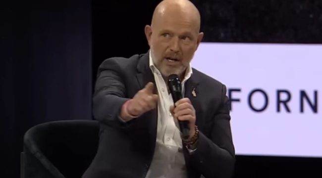 Кандидаты от республиканцев Стив Хилтон и шериф Чад Бьянко лидируют в последнем опросе в Калифорнии