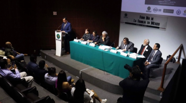 Депутат от оппозиции и евангельские пасторы призывают вернуться к семейным ценностям в Мексике