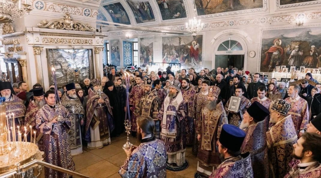 Митрополит Григорий совершил Литургию в храме Николая Чудотворца в Хамовниках