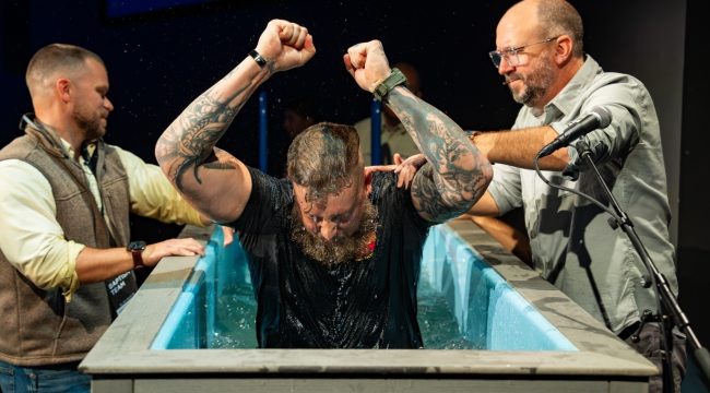 «Побуждение Святого Духа»: церковь в Джорджии крестила 400 человек за один уикенд