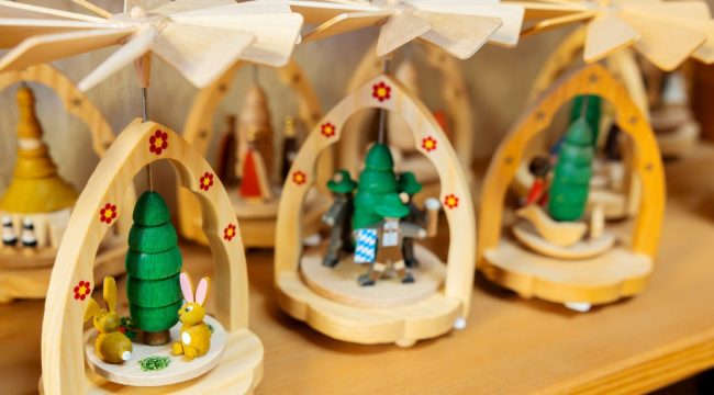 Пасхальный заяц безнадежно проигрывает Младенцу Христу