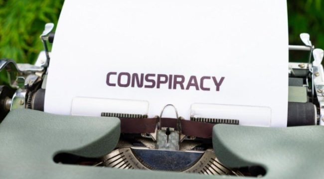 8 шагов к поиску козла отпущения: Как умные люди начинают верить в теории заговора