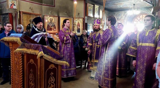 В храме Рождества Христова в Черневе прошло архиерейское богослужение