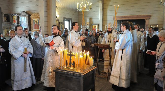Епископ Алексий совершил Литургию в ясеневском храме Царственных страстотерпцев