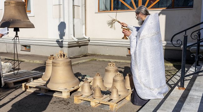 В московском храме в Бирюлеве освятили новые колокола