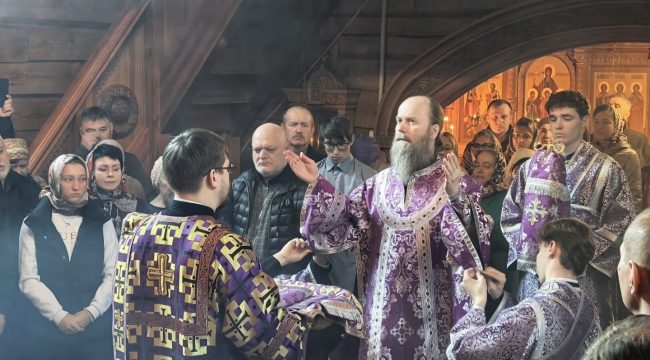 Епископ Силуан возглавил литургию в Покровском храме на Десне