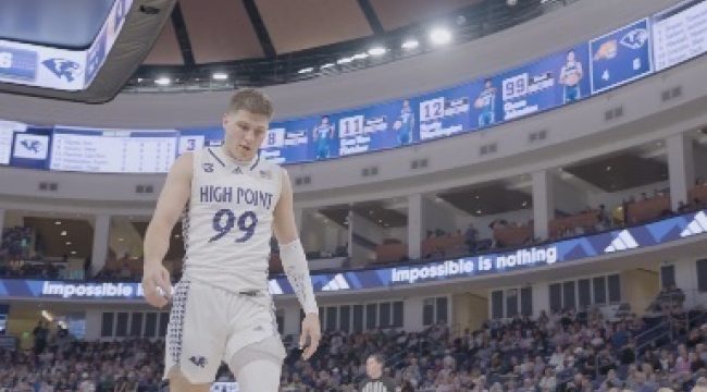 Мужская команда Хай-Пойнт объединена стихом Иоанна 15:13 перед первой победой в турнире NCAA