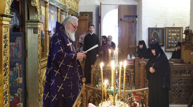 Митрополит Феогност совершил Литургию в Богородице-Рождественском монастыре