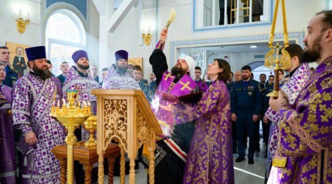 Митрополит Арсений освятил иконостас в храме при Академии МЧС России