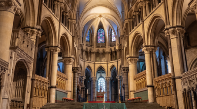 Сара Маллалли, новая глава Англиканской церкви, интронизирована