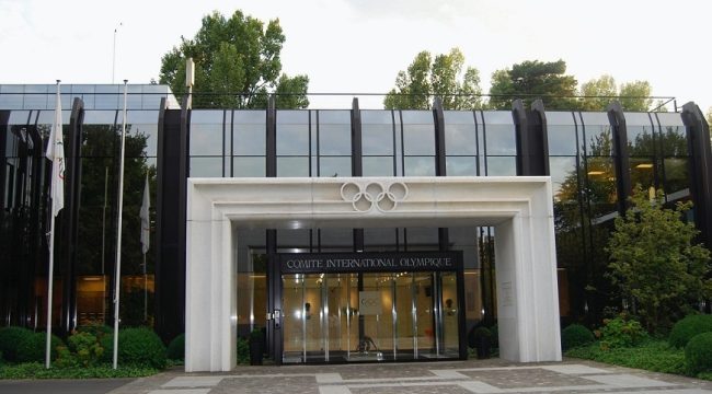 МОК запретил мужчинам-спортсменам участвовать в женских олимпийских видах спорта, ссылаясь на «преимущество в результатах»