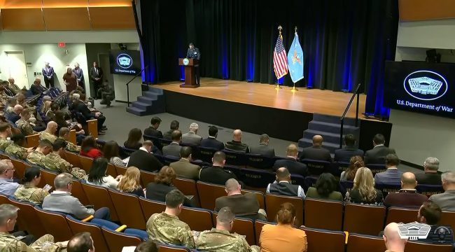 Администрация Трампа продвигает ежемесячные молитвы, правозащитная группа подаёт иски