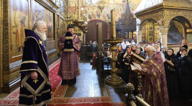 Митрополит Феогност совершил Литургию в Успенском соборе Кремля