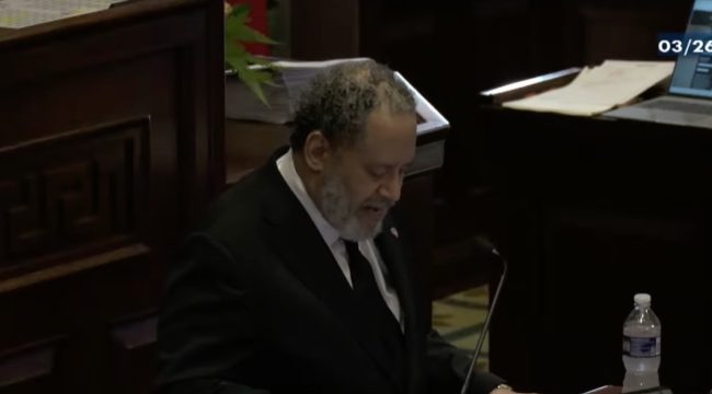 Законодатели покидают заседание после молитвы, осуждающей 'зверя белого христианского национализма' и Трампа как 'тирана'