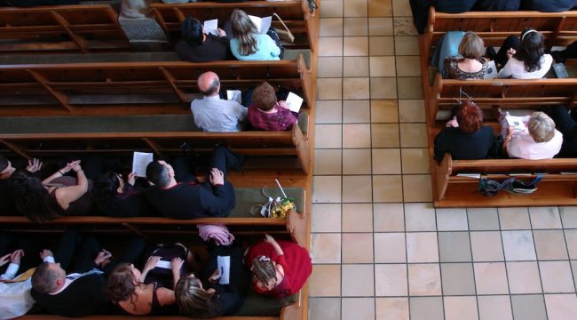 Посещающие церковь еженедельно чаще принимают библейские истины, чем те, кто ходит реже: опрос