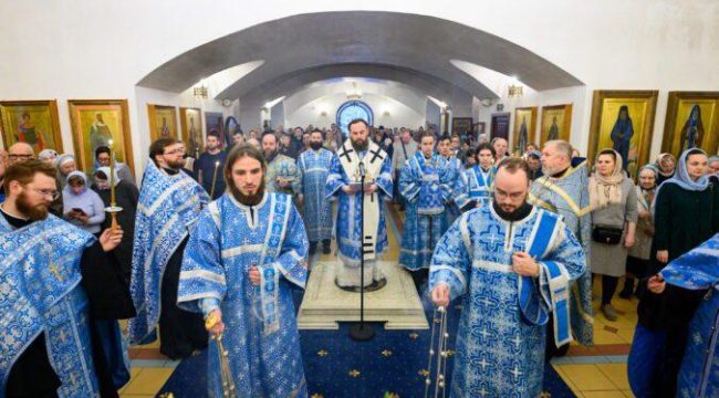 Митрополит Арсений провел утреню с акафистом в храме «Неопалима Купина»