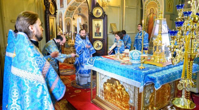 Митрополит Арсений возглавил литургию в храме Марьиной Рощи