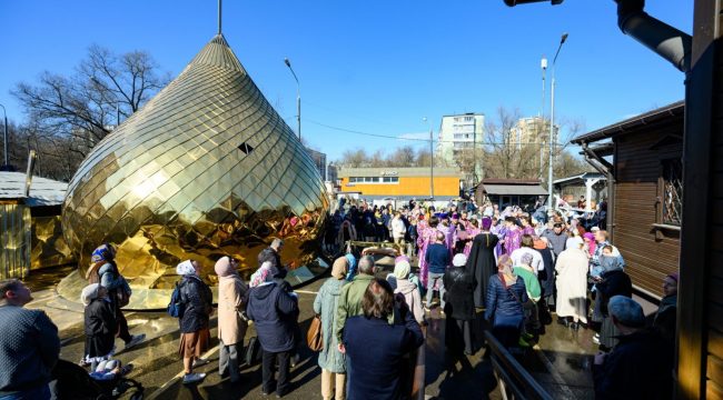 Освящены купол и крест нового храма в Ярославском районе Москвы