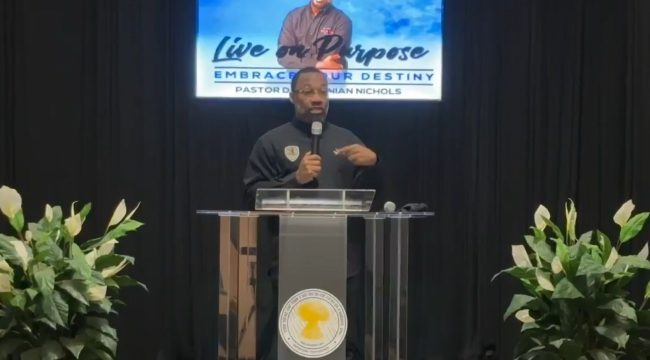 10 человек спасены после того, как мужчина направил пистолет на пастора во время похорон подростка, и никто не пострадал