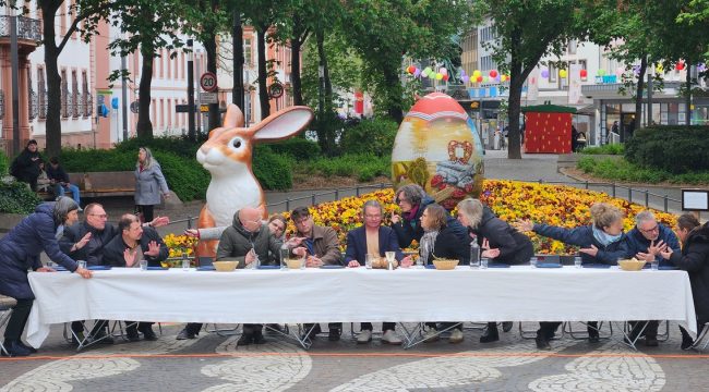 Когда Тайная вечеря возникает прямо на улице