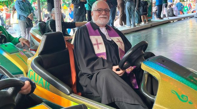 Среди балаганщиков и циркачей