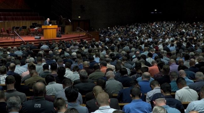 Христианская консультационная организация исключила церковь Grace Community из списка одобренных учебных центров