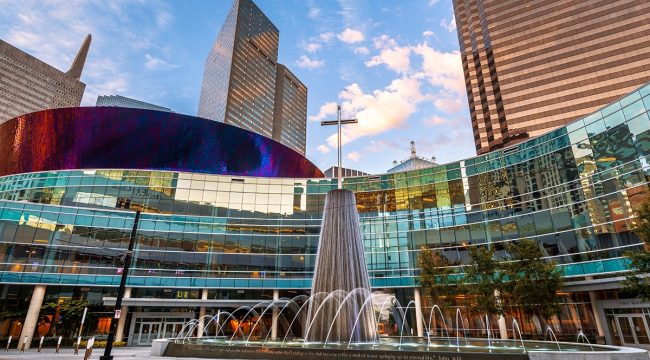 Первая баптистская церковь Далласа объявляет о церемонии закладки фундамента для восстановления исторического святилища