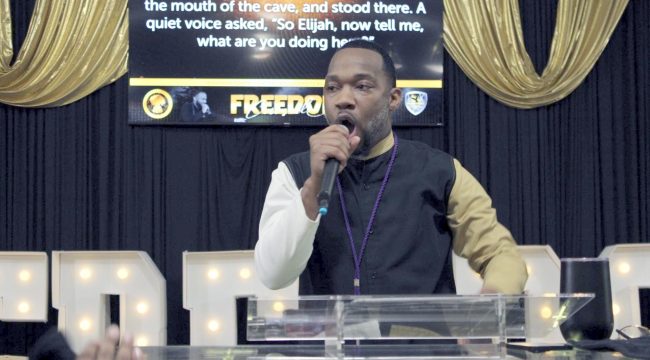 Почему 10 человек посвятили свои жизни Богу после того, как вооруженный мужчина направил оружие на пастора во время похорон